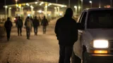 Migrantes pagan a coyotes para cruzar de Estados Unidos a México ante operativos de ICE