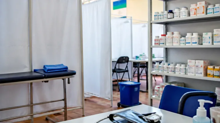 Sheinbaum anuncia consultorios gratuitos con un catálogo de 60 medicamentos y defiende el sistema de salud